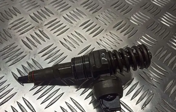 Volkswagen Fox Fuel injectors set 038130073