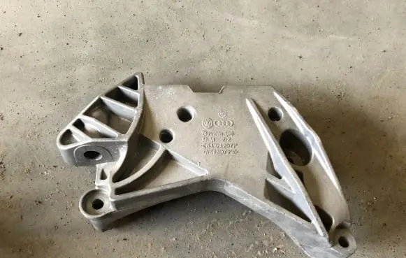 Audi A4 S4 B8 8K Engine mounting bracket 06J199207P 06J199207