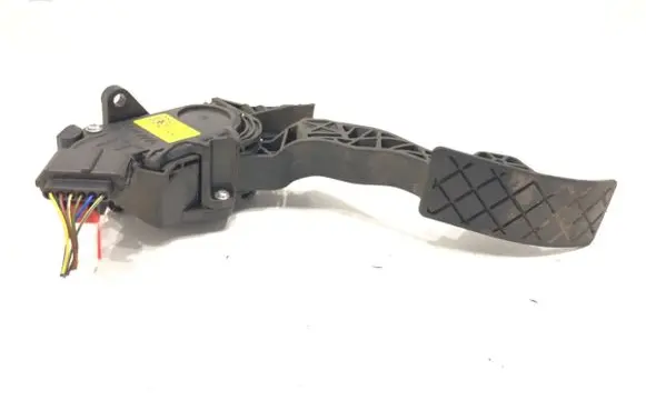 Accelerator throttle pedal