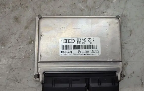 Audi A4 S4 B6 8E 8H Engine control unit/module 8E0909557A