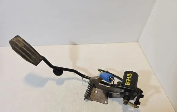 Opel Frontera B Accelerator throttle pedal 0281002296
