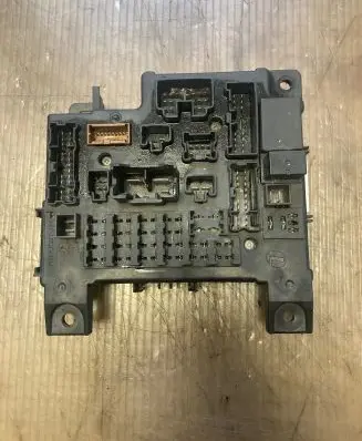 Peugeot 4007 Fuse module 8637A824 6090071806 L8637002A