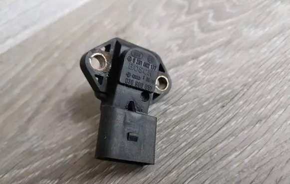 Volkswagen Golf V Air pressure sensor 038906051A 0281002177