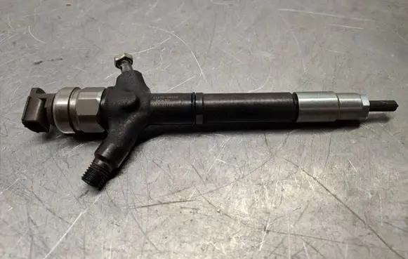 Toyota Avensis T250 Fuel injector 236700R050