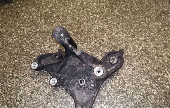 Peugeot 407 Engine mounting bracket 9648584680