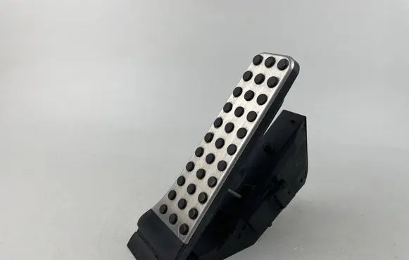 Mercedes-Benz E W213 Accelerator throttle pedal A2053000104