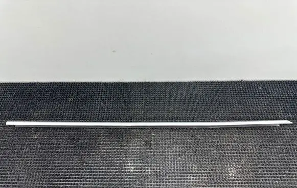 Chevrolet Malibu Front door trim (molding) 