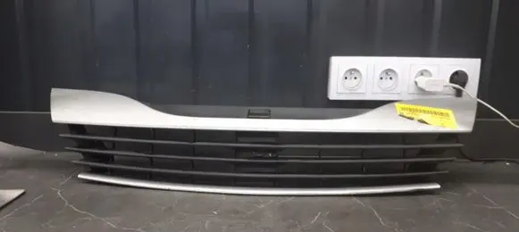 Renault Laguna II Front bumper upper radiator grill 820012581