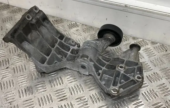 Mercedes-Benz B W245 Generator/alternator bracket A6402003370