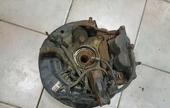 Toyota Sienna XL30 III Front wheel hub spindle knuckle