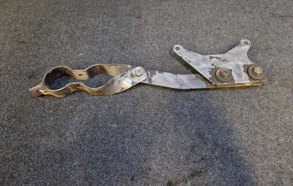 BMW 5 E39 Muffler mount bracket/holder 2247980 2247983 18212247980