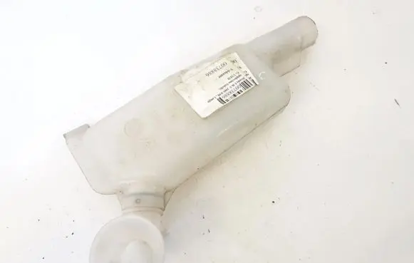 Honda CR-V Windshield washer fluid reservoir/tank