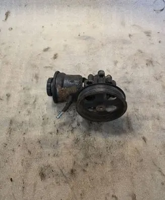 Toyota Avensis T250 Power steering pump 