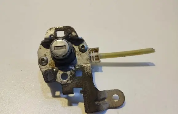 Honda CR-V Front door lock (next to the handle) 