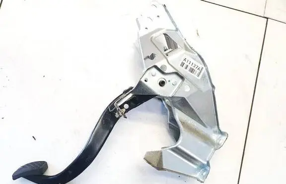 Opel Astra H Clutch pedal 