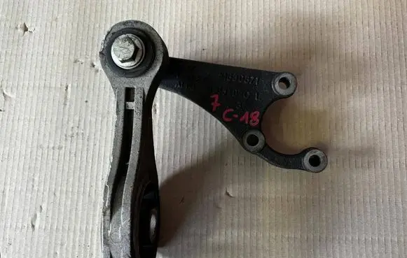Alfa Romeo Giulietta Engine mounting bracket 51830871