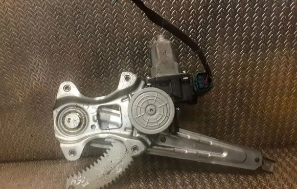 Nissan Juke I F15 Rear window lifting mechanism without motor 827310V01B