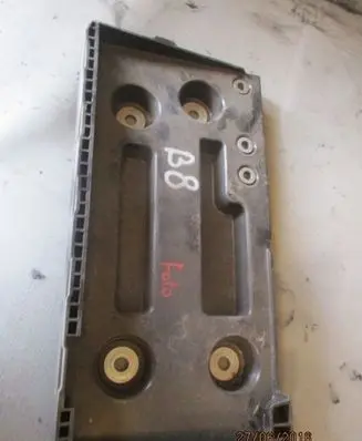 Volkswagen PASSAT B7 Battery tray 