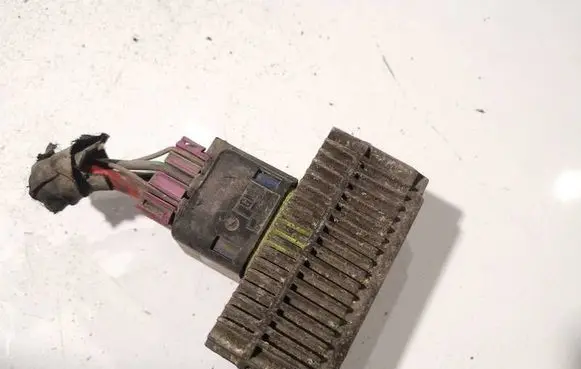 Opel Astra H Coolant fan relay 13158750