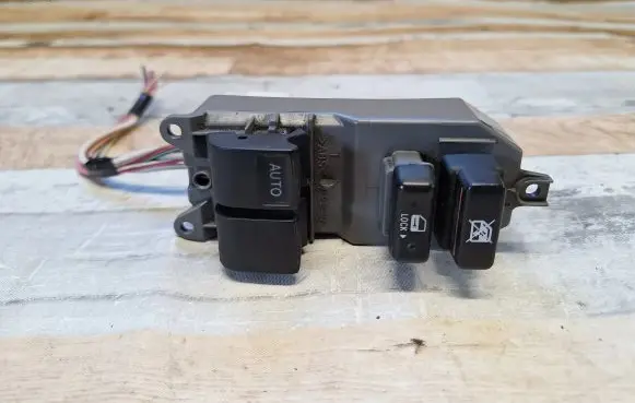 Toyota Yaris Electric window control switch