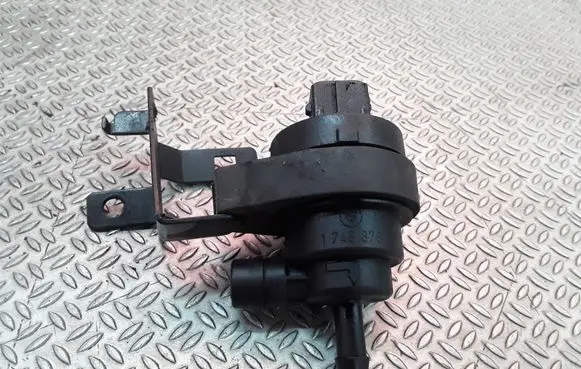 BMW 5 E39 Fuel tank valve 1748875