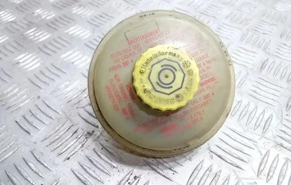 Brake fluid reservoir