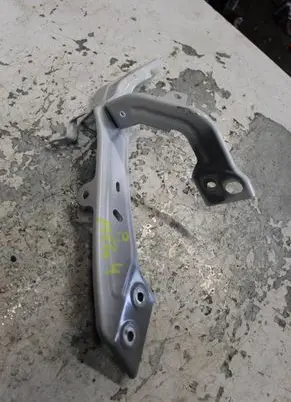 Renault Megane IV Fender mounting bracket