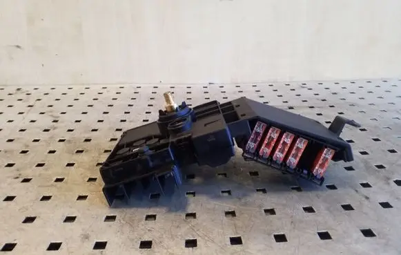 Mercedes-Benz CLS C219 Fuse box set 2115461141
