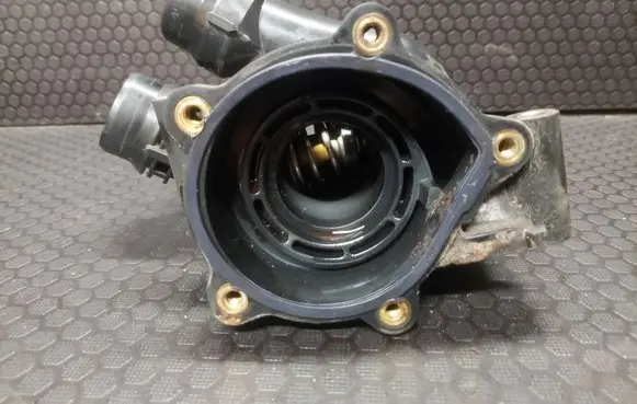 Volkswagen PASSAT CC Water pump 06H121111J