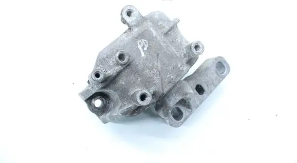 Volkswagen Golf Plus Engine mount bracket