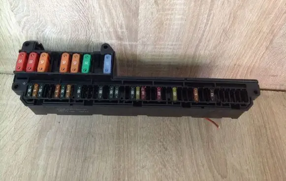 BMW 5 E60 E61 Fuse module 695733001