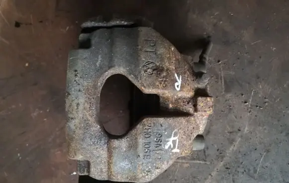 Volkswagen Touareg I Front brake caliper