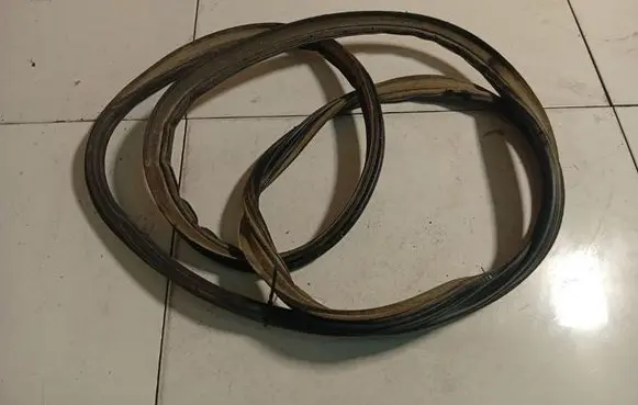 Pontiac Vibe Trunk rubber seal (body)