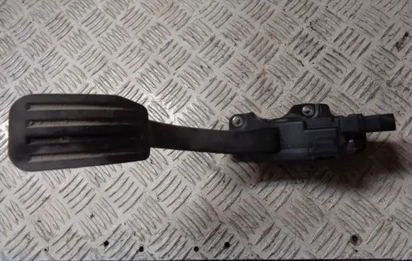 Accelerator throttle pedal