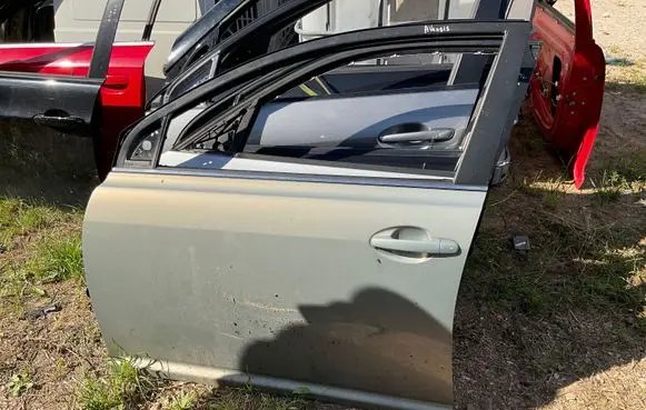 Toyota Avensis T250 Front door