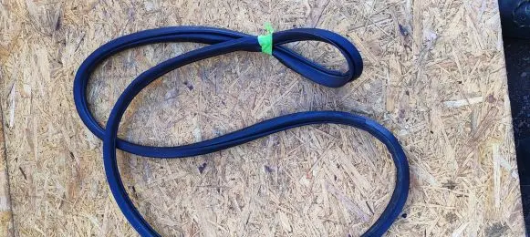 Mitsubishi Lancer VIII Rear door rubber seal (on body) 