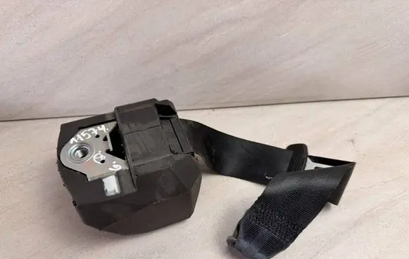 Volkswagen PASSAT B7 Rear seatbelt 3C9857806J