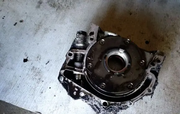 Audi A6 S6 C4 4A Oil pump 