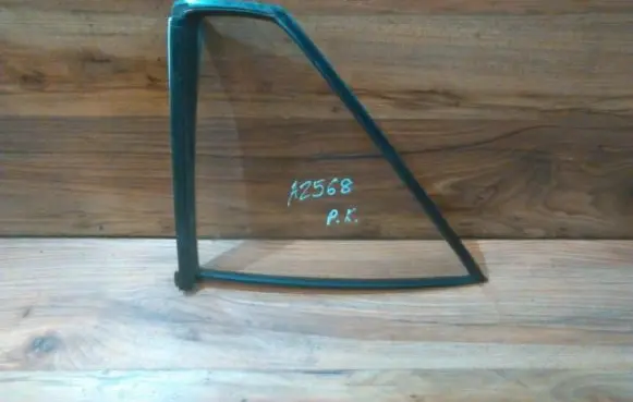 Volkswagen Polo II 86C 2F Front door vent window glass four-door 