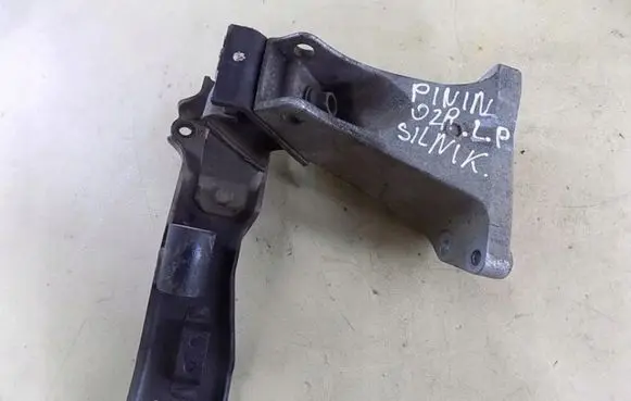 Mitsubishi Pajero Pinin Engine mount bracket