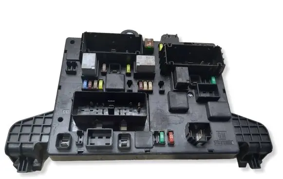 Opel Astra H Fuse module 365927271 1110022AC 13302301