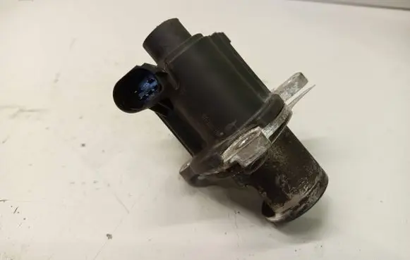Nissan Juke I F15 EGR valve 8200282949 8200561269B