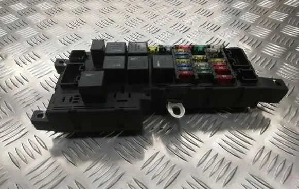 Volvo XC70 Fuse module 518828108