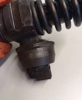 Volkswagen Golf IV Fuel injector 038130073AG