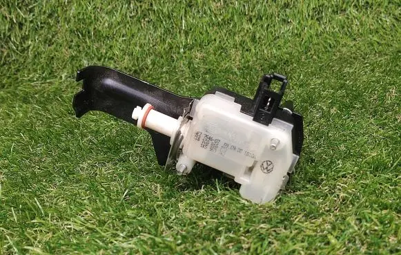 Fuel tank cap lock