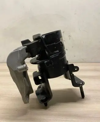 Toyota RAV 4 (XA50) Engine mount bracket