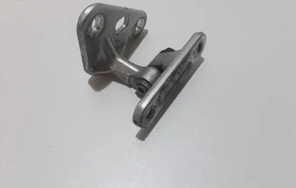 Mercedes-Benz CLS C219 Front door lower hinge 