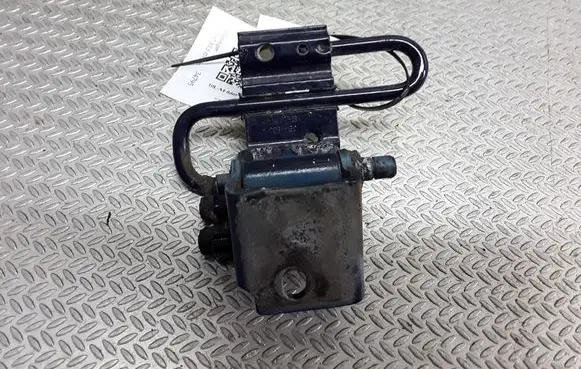 Volkswagen PASSAT B5.5 Rear door lower hinge 3B4833411