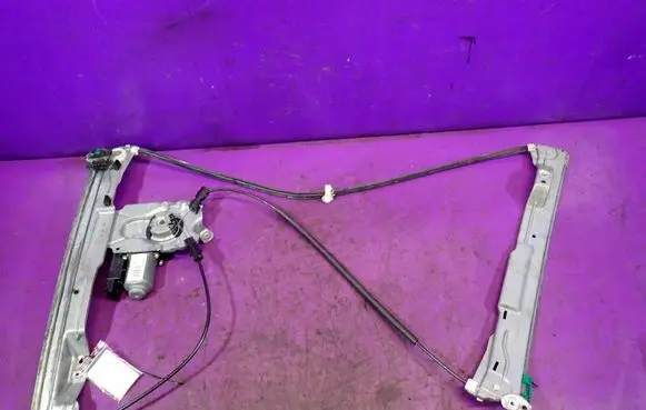 Renault Clio III Front door window regulator with motor 