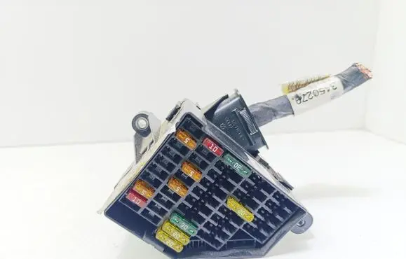 Volkswagen PASSAT B6 Fuse module 3C0880204B